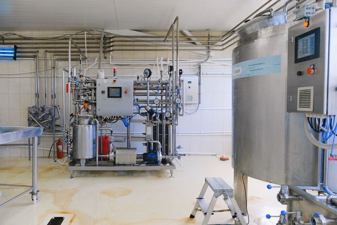 Equipos, tuberías y tableros de control en una instalación industrial.